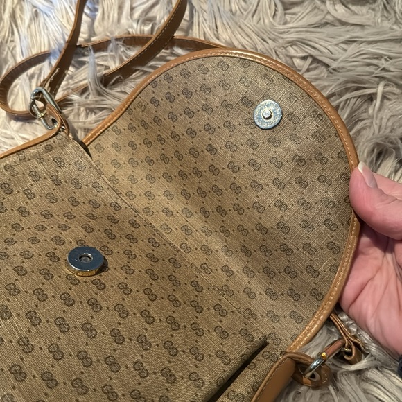 Gorgeous Vintage Gucci-Micro GG Exterior - Picture 4 of 16